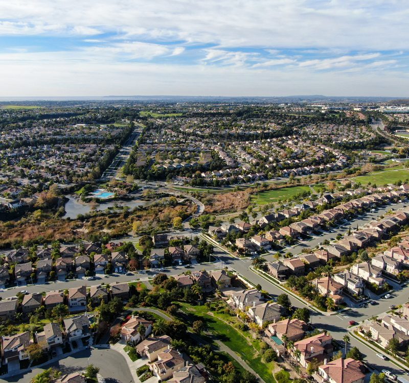 Firmy dostarczają wieloraki arsenał pokryć dachowych, wykonanych z rozmaitych półproduktów o perfekcyjnych specyfikach.